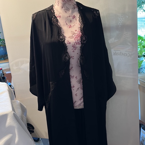 Victoria’s Secret Black Kimono Robe - Picture 2 of 4